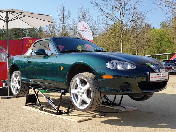 tragbare Hebeb&uuml;hne  QuickJack  an fast jedem Ort ein Auto heben. Zum Beispiel BL3500 MX5 NA und NB